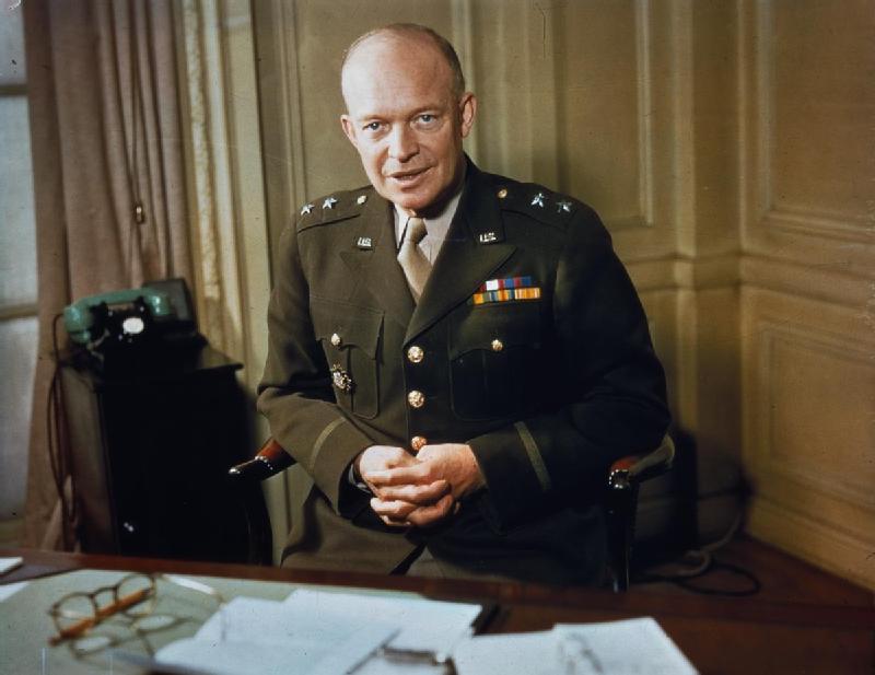 Naczelny Dowódca Alianckich Ekspedycyjnych Sił Zbrojnych generał Eisenhower (na zdjęciu jeszcze jako generał major), obawiając się o wizerunek US Army, nie zgodził się na otwarcie specjalnych burdeli dla żołnierzy. Zgwałcone Francuzki na pewno nie były mu wdzięczne (źródło: domena publiczna).