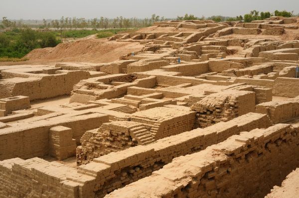 Ruiny Mohendżo Daro - drugiej obok Harappy wielkiej metropolii Cywilizacji Doliny Indusu (autor: Usman.pg, lic.: CC BY-SA 3.0).