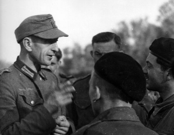 Wbrew panującym opiniom, wpisy na volkslisty nie były całkowicie dobrowolne. Na zdjęciu: Pola siłą wcielony do Wehrmachtu rozmawia w 1944 roku w Normandii z żołnierzami 1 Dywizji Pancernej generała Maczka (źrodło: domena publiczna).
