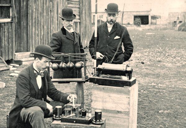 Urzędnicy brytyjskiej poczty sprawdzają radiotelegraf Marconiego (fot. Cardiff Council Flat Holm Project, CC BY 3.0).