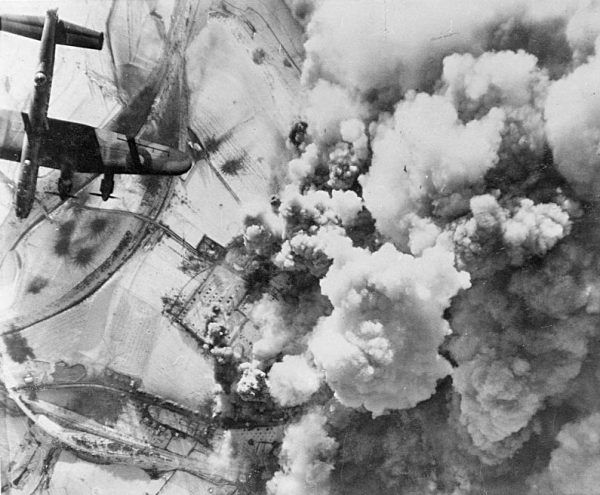 Należące do RAF-u bombowce Lancaster atakują niemieckie pozycje w St. Vith, 26 grudnia 1944 r. (fot. domena publiczna).