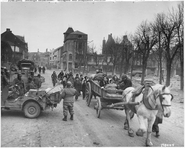 Belgijscy uchodźcy opuszczają miasto Bastogne (fot. ze zbiorów National Archives and Records Administration, domena publiczna).