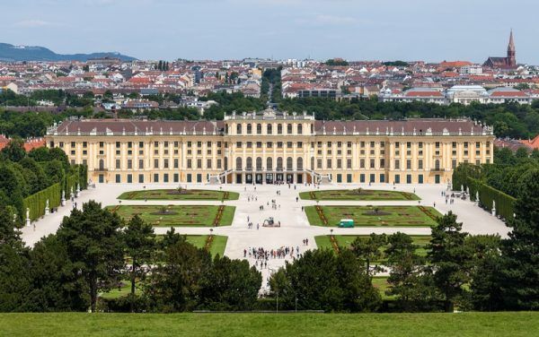 To w tym mieście tak naprawdę powstał chrupiący symbol Francji. Na zdjęciu: Pałac Schönbrunn, Wiedeń (autor: Thomas Wolf, licencja: CC BY-SA 3.0 de).