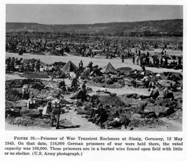 Amerykański obóz dla niemieckich jeńców wojennych w Sinizig, 12 maja 1945 r. (fot. domena publiczna).