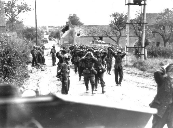 Niemieccy żołnierze wzięci do niewoli przez Kanadyjczyków w Saint-Lambert-sur-Dive, 21 sierpnia 1944 r. (fot. Donald I. Grant / Canada. Dept. of National Defence / Library and Archives Canada / PA-116586).
