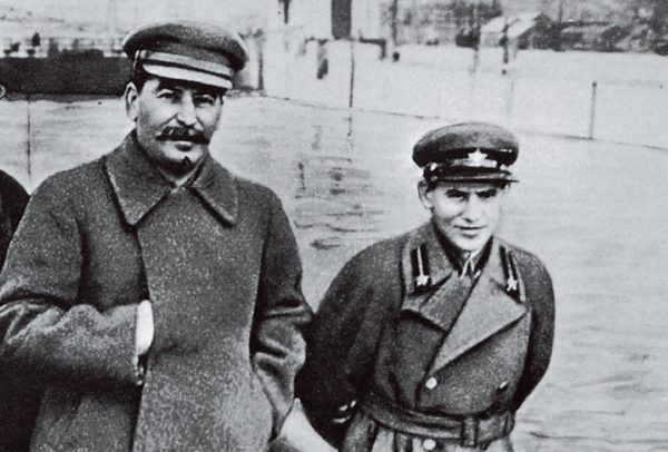 Współtwórcy Wielkiego Terroru. Stalin i Nikołaj Jeżow, rok 1938 (źródło: domena publiczna).