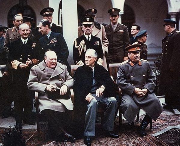 W. Churchill, F.D. Roosevelt i Stalin na konferencji jałtańskiej, na której przypieczętowano powojenne losy Europy Środkowo-Wschodniej. Jednym z jej skutków była śmierć ok. 400 tys. osób w nowych krajach "demokracji ludowej" (źródło: domena publiczna).