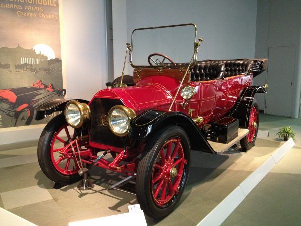 Cadillac Model Thirty z 1912 r., pierwszy samochód spalinowy z elektrycznym rozrusznikiem (fot. Iwao, CC BY 2.0).