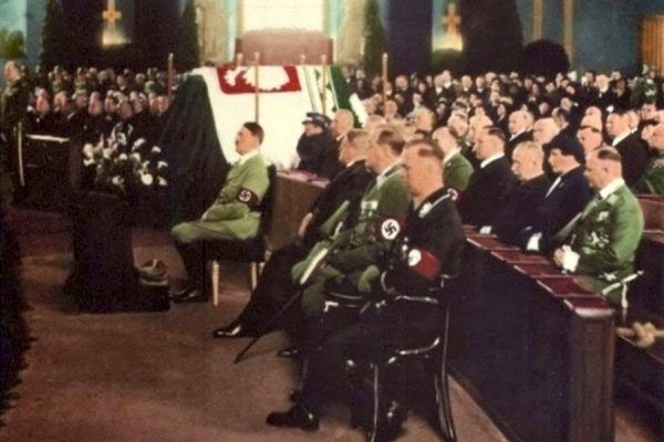 Adolf Hitler w czasie mszy żałobnej za duszę Józefa Piłsudskiego w berlińskiej katedrze św. Jadwigi (źródło: domena publiczna).