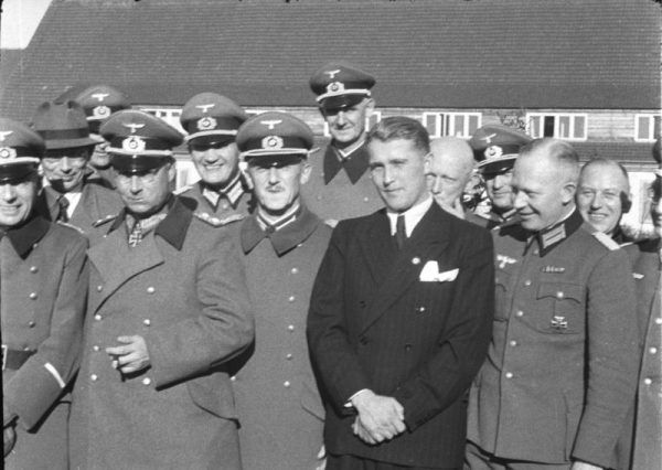 Wernher on Braun po cywilnemu w otoczeniu wojskowych, Peenemunde, 21 March 1941 (fot. Bundesarchiv, Bild 146-1978-Anh.024-03 / CC-BY-SA 3.0).