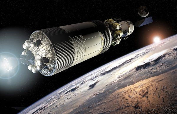 Artystyczna wizja górnego stopnia rakiety Ares opuszczającego orbitę okołoziemską wraz z zadokowanym do niej statkiem Orion (rys. NASA, domena publiczna).
