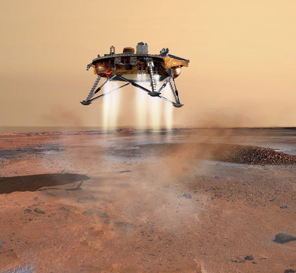 Bezzałogowy lądownik Phoenix osiada na powierzchni Marsa. W przeciwieństwie do Mars One, ten dużo skromniejszy projekt odniósł ogromy sukces – dzięki niemu udało się potwierdzić obecność wody na Czerwonej Planecie (rys. NASA/JPL/Corby Waste, domena publiczna).