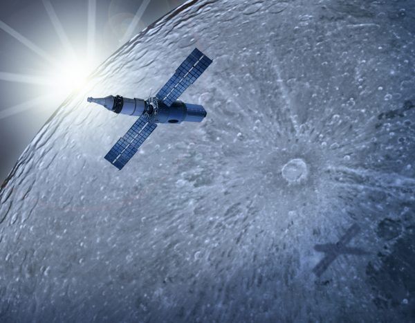 Artystyczna wizja statku Excalibur Almaz w wersji przystosowanej do wyprawy na Księżyc (rys. Ergignac, CC BY-SA 3.0).