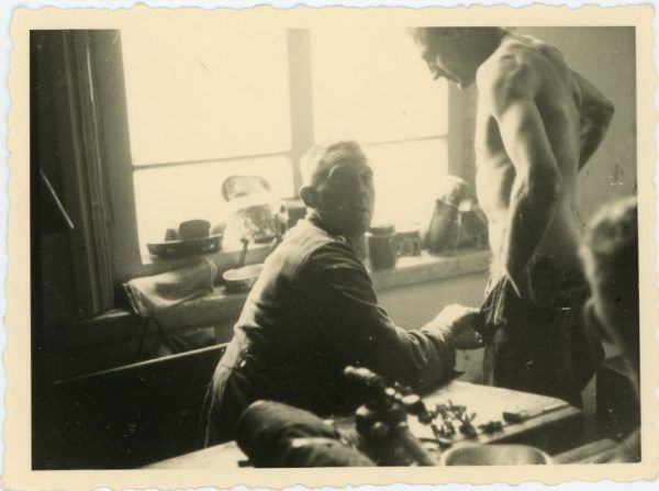 Kontrola wojskowego lekarza (fot. domena publiczna).