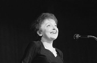 Legendarna Edith Piaf podczas okupacji uświetniała wieczory w legendarnych paryskich domach publicznych (fot. Eric Koch, Archiwum Narodowe w Hadze, lic. CC BY-SA 3.0 nl)