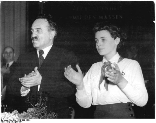 Anatstas Mikojan w Berlinie w 1954 roku, w towarzystwie niemieckiej komunistki (fot. Heilig, domena publiczna za Bundesarchiv).