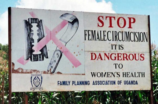 Choć dziś obrzezanie kobiet wydaje się szczytem barbarzyństwa, jeszcze przed wiekiem „cywilizowani” ludzie Zachodu uważali je za świetne panaceum. Billboard kampanii przeciw klitoridektomii w Ugandzie (fot. Amnon Shavit, lic. CC BY-SA 3.0).