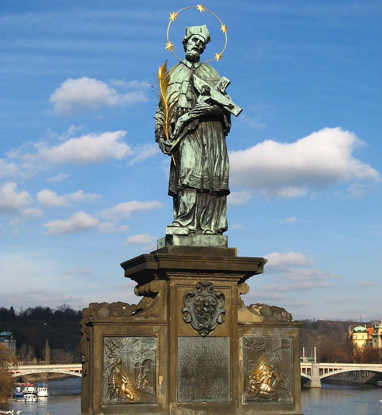 Posąg św. Jana Nepomucena na Moście Karola w Pradze. To właśnie podobizny tego świętego szczególnie "upodobali" sobie Czesi w pierwszych latach niepodległości (fot. Ludek; lic.: CC BY 3.0).