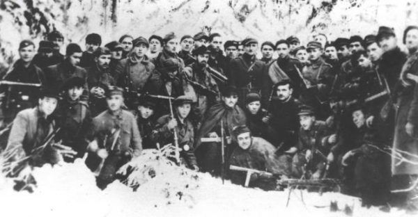 Ostatnie zdjęcie dawnego oddziału "Jędrusiów", wówczas już 4 kompanii 2 batalionu 2 Pułku Piechoty Legionów Armii Krajowej, wykonane przed rozwiązaniem oddziału w Lasach Siekierzyńskich (źródło: Narodowe Archiwum Cyfrowe, domena publiczna).