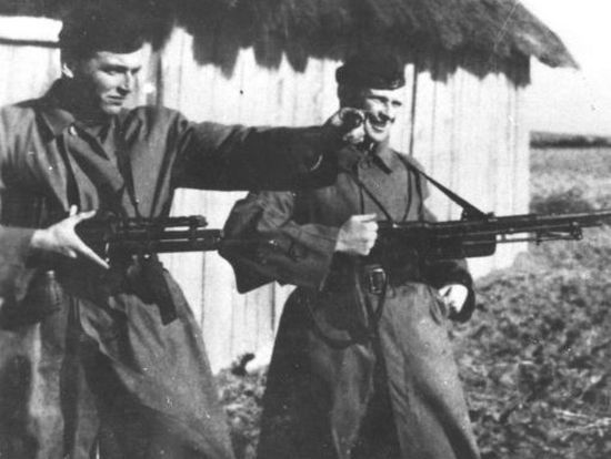 Żołnierze oddziału "Jędrusiów" z ręcznymi karabinami maszynowymi. Czy to te ukradzione przez Manfreda? (źródło: Narodowe Archiwum Cyfrowe, domena publiczna).