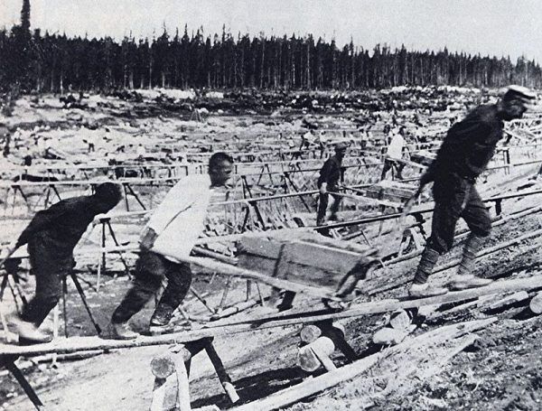 Budowa Kanału Białomorskiego. Według Sołżenicyna zginęło i zmarło przy niej nawet wierć miliona ofiar stalinowskiego terroru (źródło: domena publiczna).