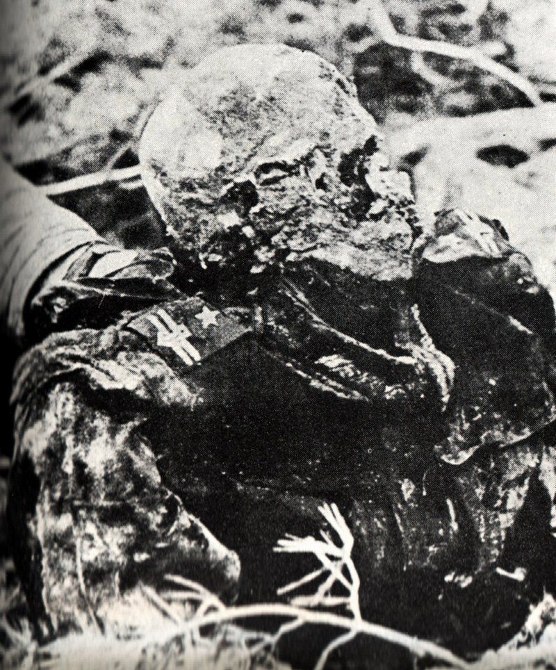 Zdjęcie zwłok jednego z zamordowanych przez NKWD polskich oficerów. Wykonano je w trakcie ekshumacji przeprowadzonej przez Niemców w 1943 roku (źródło: domena publiczna).