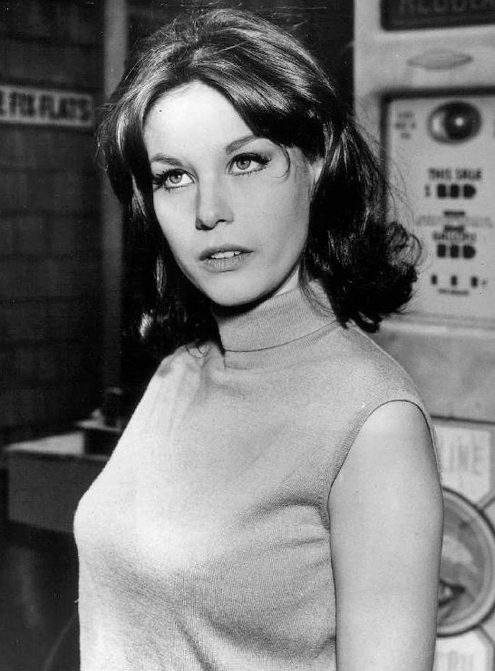 Lana Wood nie zamierza spocząć, póki sprawiedliwość nie spotka mordercę jej starszej siostry. Zdjęcie z 1966 roku, pochodzące z serialu "Peyton Place" (źródło: domena publiczna).