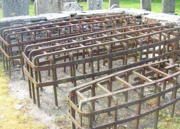 Specjalne klatki chroniły ciała bogatych przed "profanacją". Klatki na zdjęciu pochodzą z przykościelnego cmentarza w Logierait w Szkocji (autor: Judy Willson, lic.: CC BY-SA 3.0).