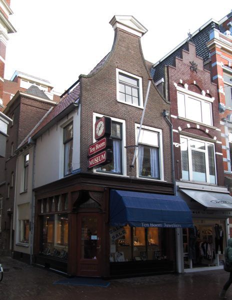 Dom ten Boomów w Amsterdamie. Dzięki podwójnej ścianie ten Boomowie uratowali dziesiątki Żydów. Padli ofiarą donosu - 4 z 5 członków rodziny zamęczyli naziści. Fot. M.M.Minderhoud, lic CC-BY-SA