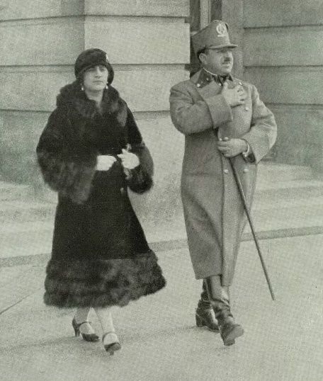 ...i w mundurze, razem ze swoją małżonką. Dwa zdjęcia z pisma "L'Illustration" (1928).