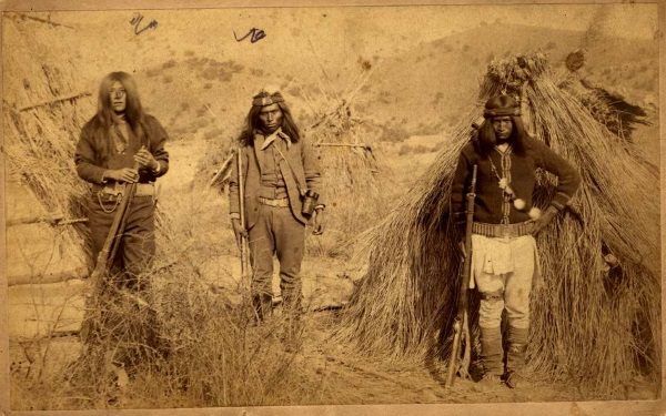 Także groźni północnoamerykańscy Apacze mieli swój własny mit o gryzącej pochwie. (zdjęcie domena publiczna)