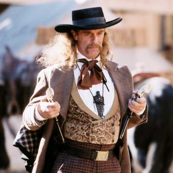 Kadr z serialu “Deadwood”. Źródło: materiały promocyjne filmu. Kadr z serialu “Deadwood”. Źródło: materiały promocyjne filmu.