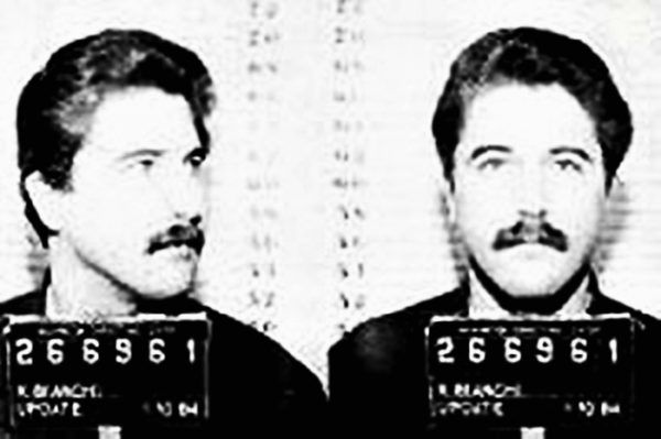 Kenneth Bianchi, czyli "Dusiciel ze wzgórz" na fotografii policyjnej z 1979 roku (źródło: Los Angeles Sheriff's Department, domena publiczna).