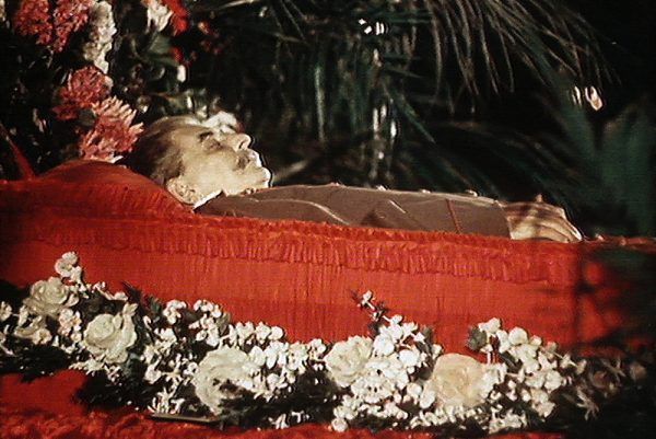 Ciało wodza wystawione w moskiewskim Domu Związków. Kadr z filmu "Śmierć Stalina - koniec epoki".