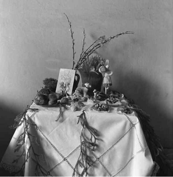 Stolik ze święconką z 1944 roku. 