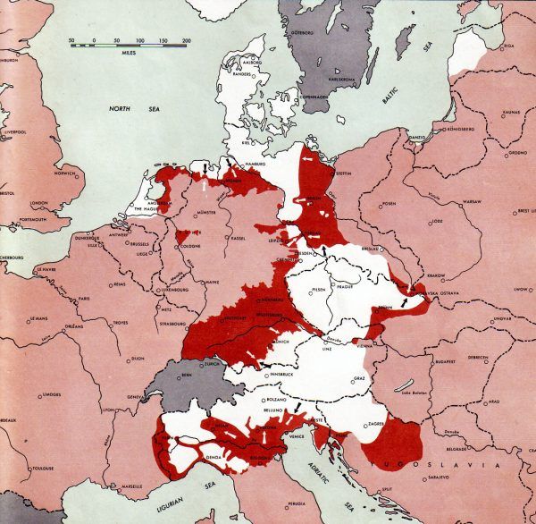 Sytuacja na frontach II wojny światowej w Europie 1 maja 1945 r. Widać kocioł kurlandzki oraz kontrolowaną przez Niemców Mierzeję Wiślaną (rys. U.S. Army, domena publiczna).