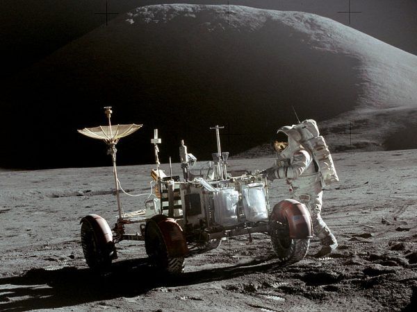 Księżycowy łazik "przy pracy" podczas misji Apollo 15. Na zdjęciu Jim Irwin - ósmy człowiek, który spacerował po powierzchni księżyca (źródło: domena publiczna).
