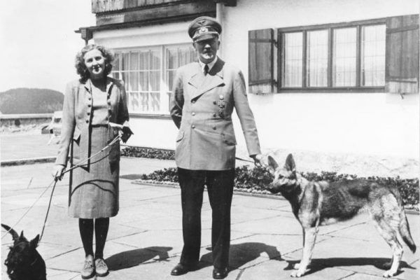 Ewa Braun i Adolf Hitler przed oficjalną rezydencją Berghof w 1942 roku. Trzy lata później oboje popełnili samobójstwo w berlińskim bunkrze (Bundesarchiv, B 145 Bild-F051673-0059 / CC-BY-SA).