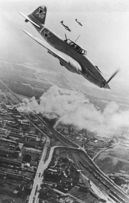 Samolot Ił-2 nurkuje nad Berlinem, kwiecień 1945 r. Być może Hitler słyszał wybuchy zrzuconych przezeń bomb (fot. Bundesarchiv, Bild 183-R85077, CC-BY-SA 3.0).