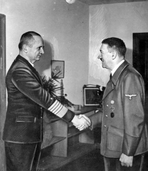 Admirał Karl Dönitz i Adolf Hitler w bunkrze pod Kancelarią Rzeszy, 1945 rok (fot. Bundesarchiv, Bild 183-V00538-3, CC-BY-SA 3.0).