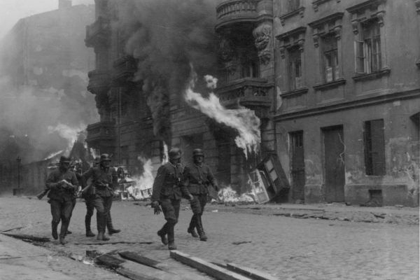 Likwidacja getta warszawskiego opisana została w raporcie Stroopa. Opatrzoną ją też licznymi fotografiami. Ta, wykonana przez Franza Konrada lub członka Propaganda Kompanie, nosi tytuł "Drużyna szturmowa" (źródło: domena publiczna).