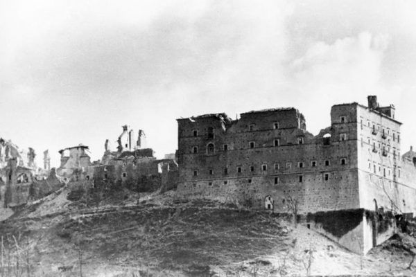 Tak wyglądały ruiny klasztoru Monte Cassino po alianckich bombardowaniach. Choć wydawały się nie do zdobycia, polscy komandosi zdołali wypędzić stamtąd Niemców (fot. Bundesarchiv, Bild 146-2005-0004 / Wittke / CC-BY-SA 3.0).