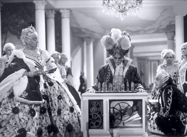 Kard z filmu "Le Joueur d’échec", na którym widać Turka oraz Katarzynę II w czasie partii szachów.
