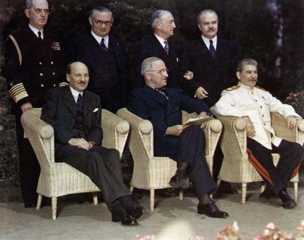Biała kurtka i spodnie z lampasami na tle eleganckiej czerni innych uczestników konferencji w Poczdamie wyglądała dostatecznie kiczowato. Ale Stalin i tak pewnie gratulował sobie w duchu, że nie zgodził się na pozłacany mundur... (źródło: domena publiczna).