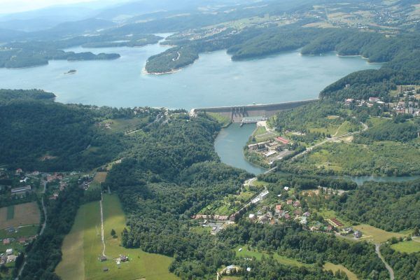 W zamian za kolano Bugu Polska otrzymała skrawek Bieszczad, gdzie w latach 60. wybudowano zaporę wodną i sztuczny zbiornik na Solinie (fot. Zuluanonymous, lic. CC BY-SA 3.0).
