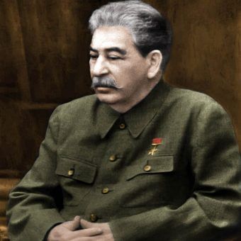Stary i schorowany Stalin na fotografii wykonanej cztery miesiące przed jego śmiercią. Zdjęcie z książki „Stalin. Nowa biografia” (Znak Horyzont 2016). Koloryzacja: Rafał Kuzak. Stary i schorowany Stalin na fotografii wykonanej cztery miesiące przed jego śmiercią. Zdjęcie z książki „Stalin. Nowa biografia” (Znak Horyzont 2016). Koloryzacja: Rafał Kuzak.