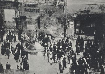 Przechodnie gromadzą się wokół miejsca egzekucji przy al. Jerozolimskich. Zdjęcie zrobione w styczniu 1944 roku (źródło: domena publiczna).