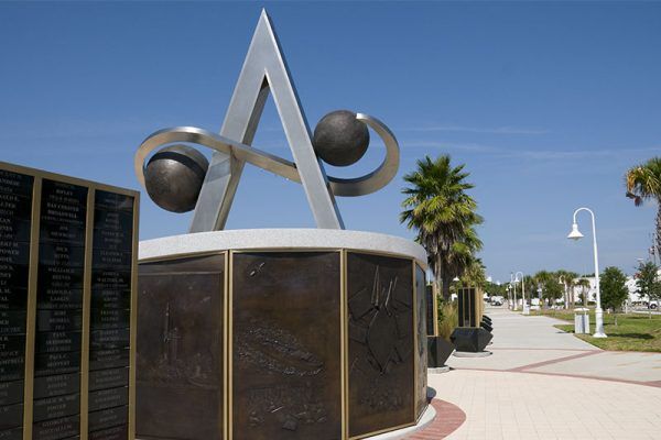 Pomnik u wejścia do US Space Walk of Fame na Florydzie. Kto wiedział, że wśród upamiętnionych osób znajdują się również Polacy? (źródło: domena publiczna).