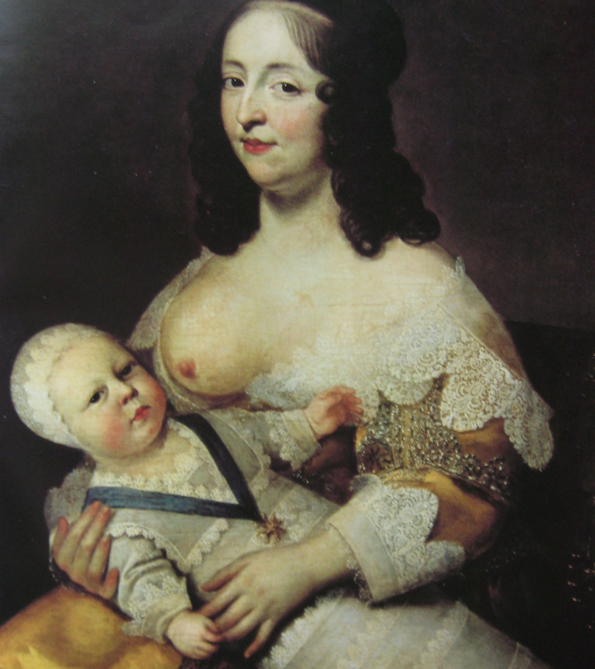 Jedną z praktykowanych metod antykoncepcyjnych było przedłużone karmienie piersią. Dlatego królowe, licząc na szybkie narodziny kolejnych potomków, oddawały dzieci mamkom. Na obrazie Charlesa Beaubruna przyszły Ludwik XIV i jego karmicielka Longuet de la Giraudiére (źródło: domena publiczna).