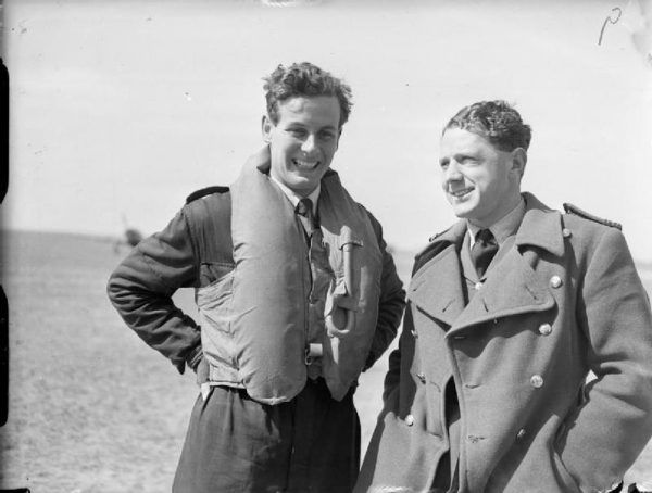 Peter Townsend (z lewej) i C. B Hull - jeden z najwybitniejszych duetów w historii Royal Air Force (źródło: domena publiczna). 